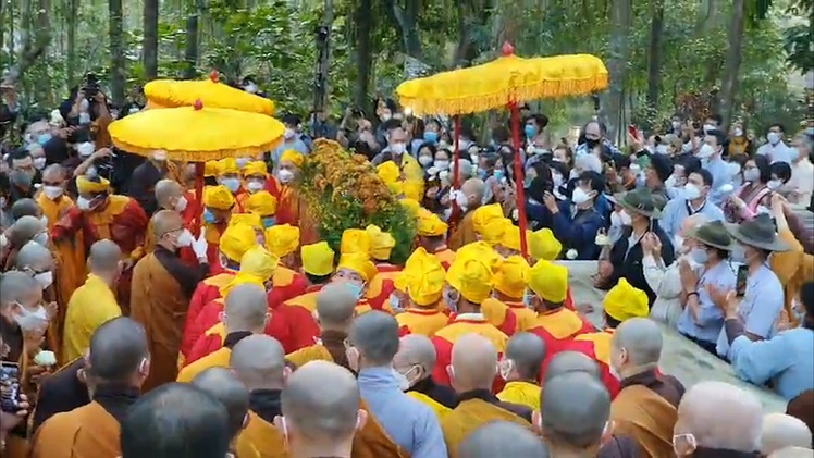 Video: Hàng ngàn người lặng im đưa tiễn Thiền sư Thích Nhất Hạnh