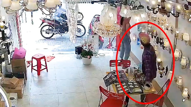 Video: 2 nghi phạm dàn cảnh trộm iPhone của chủ tiệm đèn trang trí ở Thủ Đức