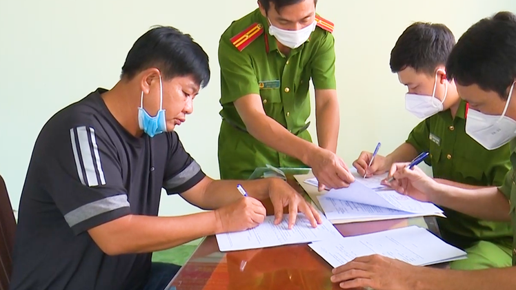 Video: Bắt tạm giam trung tá công an ở An Giang về tội rửa tiền
