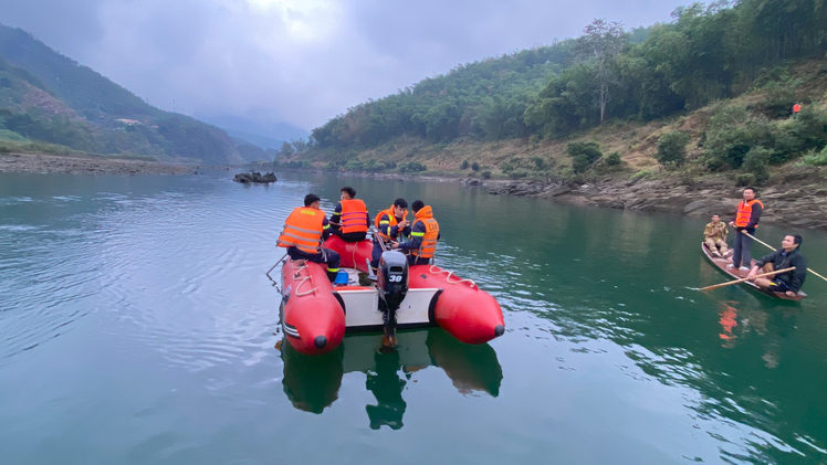 Video: Tìm kiếm 3 người trong gia đình bị mất tích do lật thuyền trên sông Mã