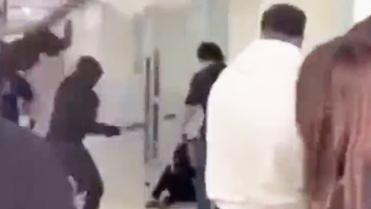 Video: Xác minh vụ nam sinh bị nhóm bạn đánh gục ở hành lang giảng đường