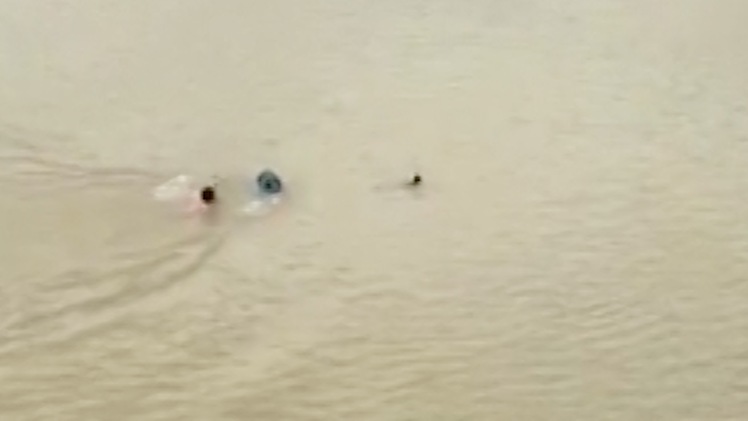 Video: Người đàn ông lao xuống dòng nước chảy xiết cứu một phụ nữ nhảy cầu Sêrêpốk