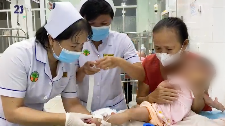 Video: Trắng đêm cứu chữa trẻ mắc bệnh hô hấp ở Bệnh viện Nhi đồng 2