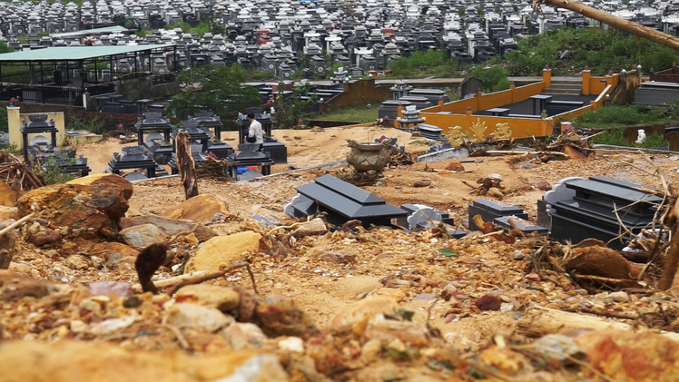 Video: Lũ quét vùi lấp, xáo trộn hàng trăm ngôi mộ ở nghĩa trang Hòa Sơn, Đà Nẵng