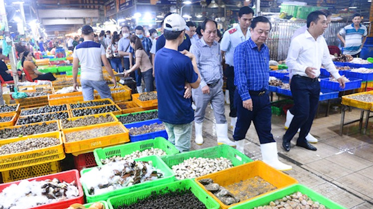 Video: Bộ trưởng Lê Minh Hoan 'đi chợ' đầu mối lúc ba giờ sáng