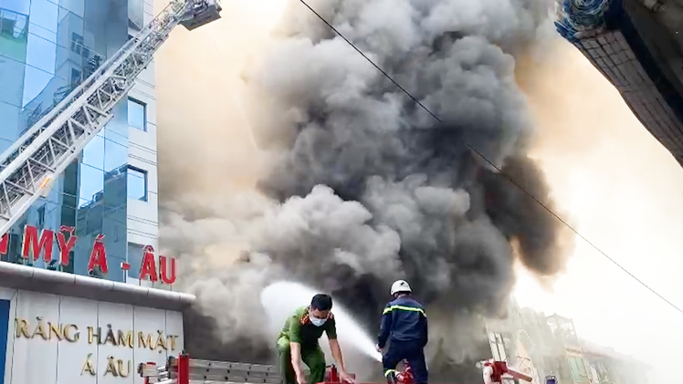 Video: Hiện trường cháy nhà hàng ở quận 1, TP.HCM