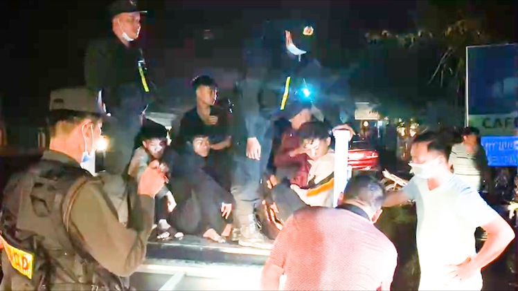 Video: Nhóm ‘quái xế’ cử người cảnh giới trước trụ sở công an rồi chặn đường để đua xe