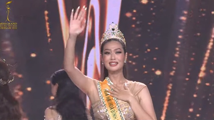 Video: Khoảnh khắc Đoàn Thiên Ân đăng quang Hoa hậu Hòa bình Việt Nam 2022