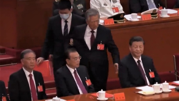 Video: Ông Hồ Cẩm Đào được đưa ra khỏi phiên bế mạc Đại hội 20 vì lý do sức khỏe