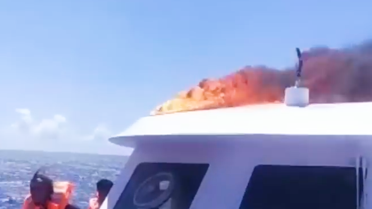 Video: Tàu chở 250 người bốc cháy, nhiều hành khách nhảy xuống biển thoát thân ở Indonesia