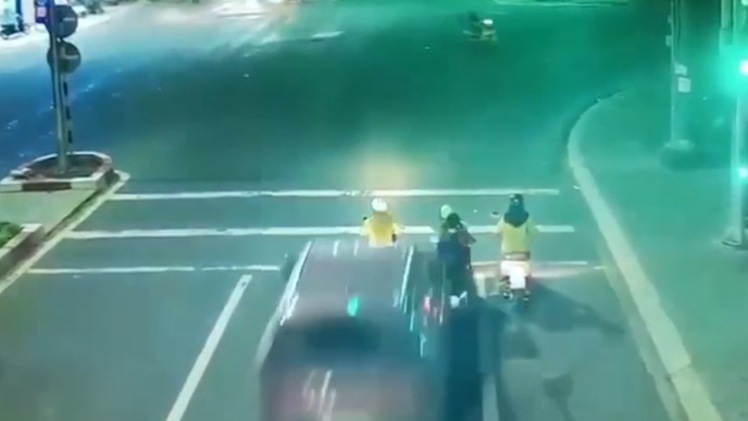 Video: Trích xuất camera vụ tài xế ô tô nhậu say tông ba xe máy đang dừng đèn đỏ