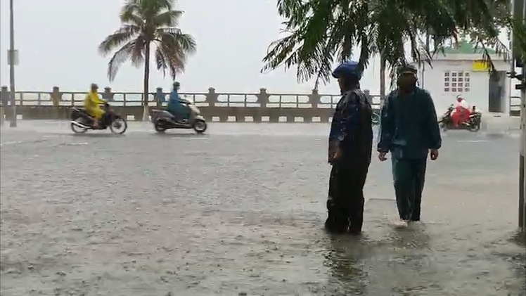 Video: Mưa liên tiếp 3 ngày, Nha Trang bị ngập nhiều nơi
