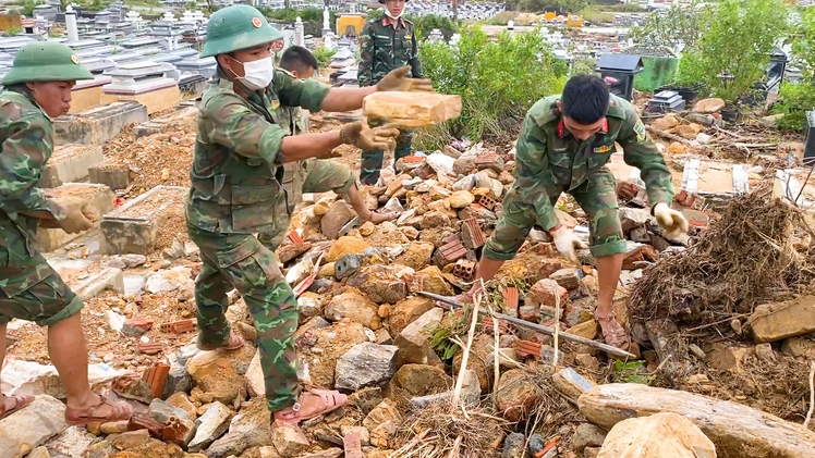Video: Gần 1.000 cán bộ chiến sĩ tìm lại những phần mộ bị lũ làm hư hại ở Đà Nẵng
