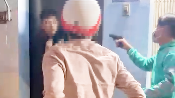 Video: Xác minh vụ nam thanh niên cầm vật giống súng dọa bắn người tại quán ăn ở Hóc Môn