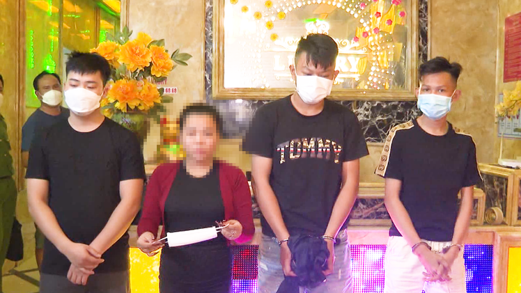 Video: Bắt nữ chủ quán karaoke ở Đồng Nai vì chứa chấp sử dụng ma tuý