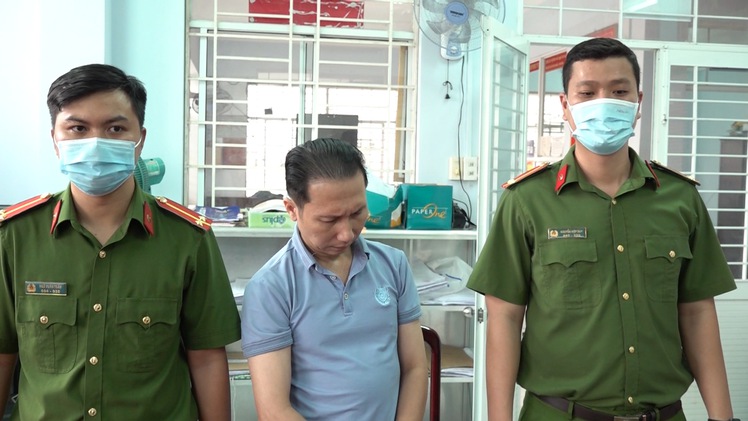 Video: Khởi tố giám đốc mua hai bằng bác sĩ giả để mở phòng nha