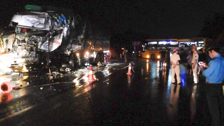 Video: Hiện trường xe giường nằm đấu đầu xe tải, 2 người chết, 13 người bị thương