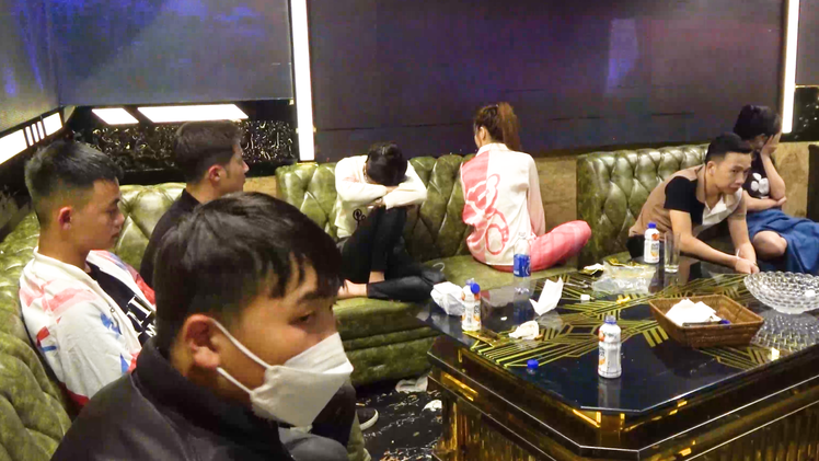 Video: Phát hiện 16 người 'phê' ma túy trong tầng hầm quán karaoke đã bị đình chỉ hoạt động