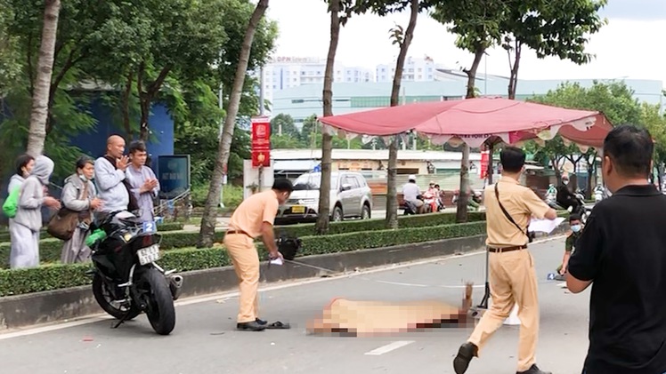 Video: Xe phân khối lớn tông chết người đàn ông đi bộ qua đường tại vạch kẻ