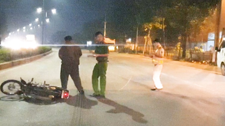 Video: Nam thanh niên chết trên đường, xe máy nghi của nạn nhân nằm cách khoảng 1km