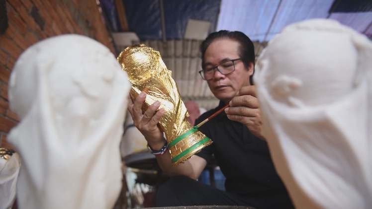 Góc nhìn trưa nay | Người đàn ông đam mê làm cúp vàng World Cup