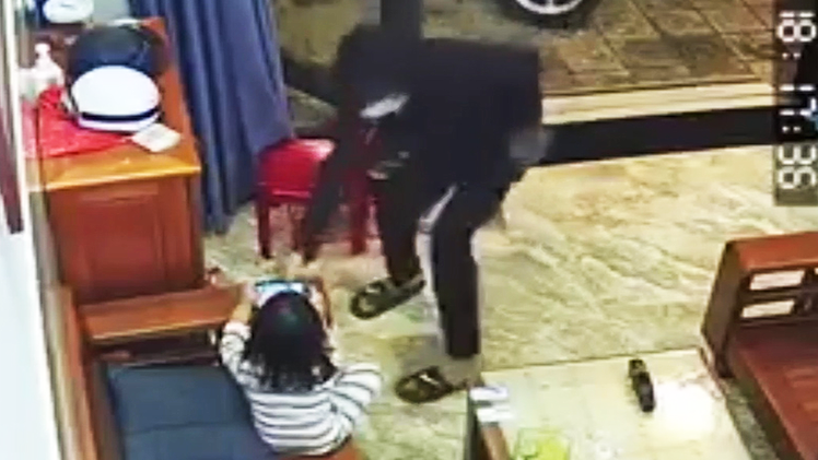 Video: Bắt kẻ táo tợn xông vào nhà giật phăng iPhone trên tay cháu bé