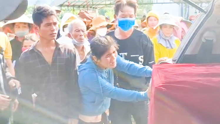 Video: Nạn nhân thảm kịch giẫm đạp ‘trở về’ trong vòng tay người thân, hàng xóm