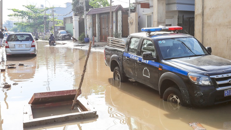 Video: Triều cường dâng cao, nước tràn bờ bao ngập lênh láng ở phường Linh Đông, TP Thủ Đức
