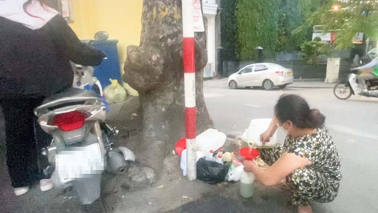 Video: Một đoạn chưa tới 2km đường Nguyễn Thái Học ở Hà Nội có khoảng 20 'cây xăng cục gạch'