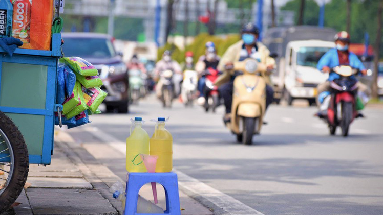 Video: Điểm bán xăng tự phát tràn lan dọc các tuyến đường ở TP.HCM