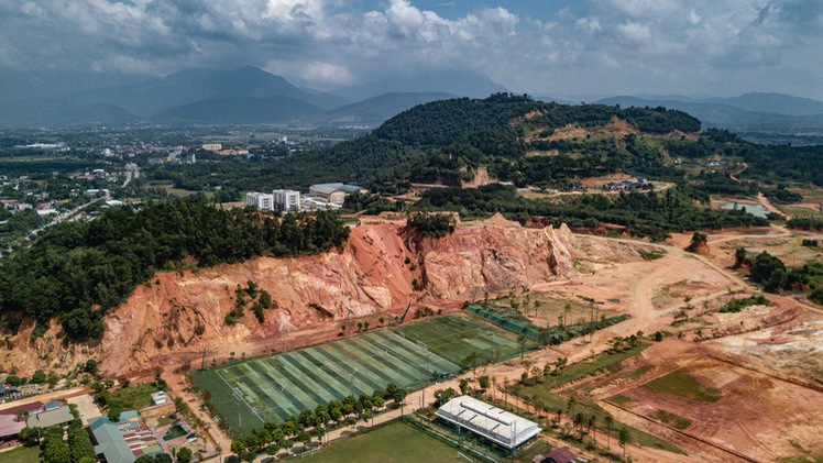 Video: Flycam quần thể núi Đinh ở Vĩnh Phúc bị tàn phá để xây biệt thự, biệt phủ