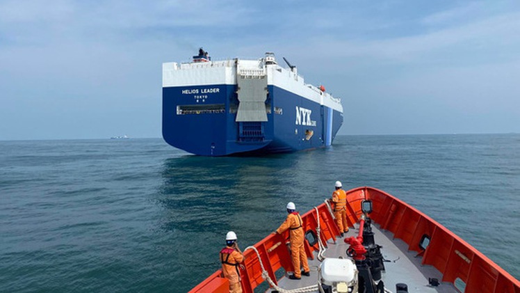 Video: Tàu SAR 413 cập mạn tàu Nhật Bản đưa hơn 300 người Sri Lanka gặp nạn vào bờ