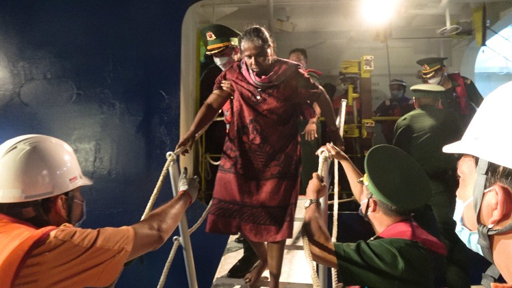 Video: Trắng đêm đưa 303 người Sri Lanka gặp nạn trên vùng biển Trường Sa vào bờ Vũng Tàu