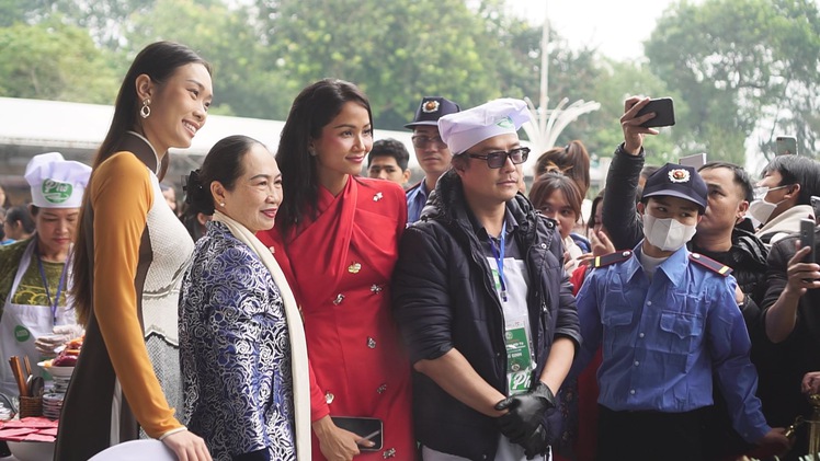 Ngày của Phở 2022: Người dân Nam Định hào hứng đón hoa hậu H’Hen Niê đến ăn phở