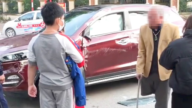 Video: Người đàn ông khuyết tật một chân lái xe hơi gây tai nạn