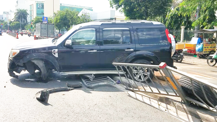 Video: Ô tô mất lái tông sập dải phân cách, bánh trước văng ra ngoài