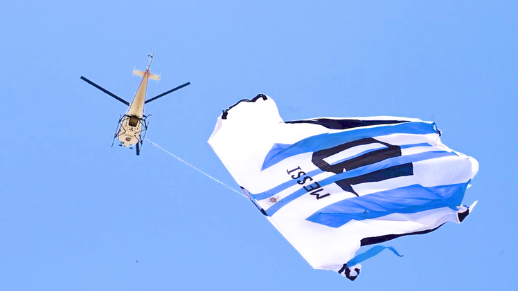 Video: Áo số 10 khổng lồ có tên Messi được trực thăng kéo trên bầu trời ở Argentina