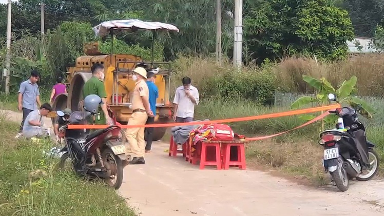 Video: Mẹ chở con gái 10 tuổi va chạm với xe lu, cả 2 tử vong