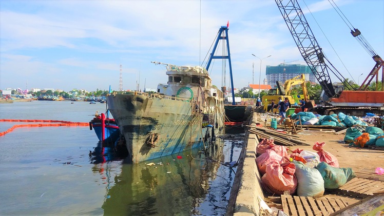 Video: Đã trục vớt được tàu Hoàng Thiên 99 bị lật nghiêng tại cảng Phan Thiết