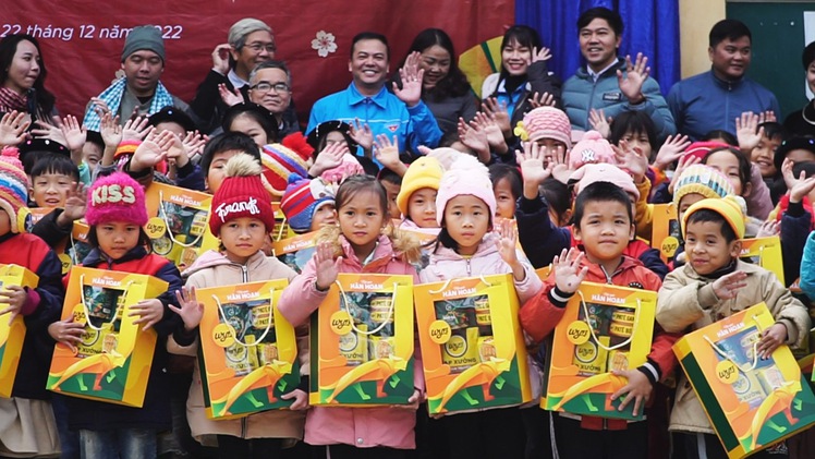 Tết dinh dưỡng cho trẻ em vùng cao: Trao tặng xúc xích, quà tết cho trẻ em Tuyên Quang