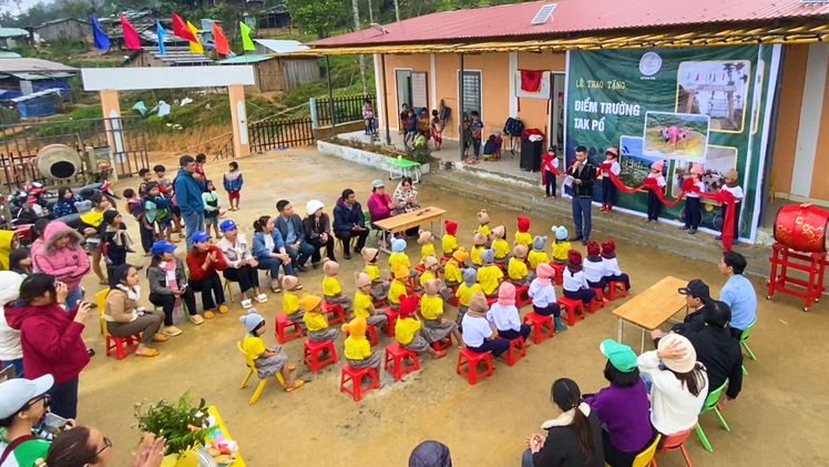 Video: Ấm áp điểm trường Tắk Pổ khánh thành sau 3 năm xây dựng