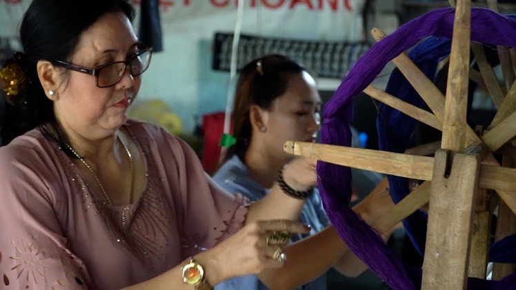 Góc nhìn trưa nay | Mùa Tết về thăm làng nghề dệt khăn rằn Nam Bộ