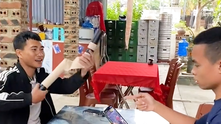 Video: Dàn dựng hình ảnh dùng điếu cày đánh chết bạn vì bị chế nhạo ‘chỉ đẻ toàn con gái’