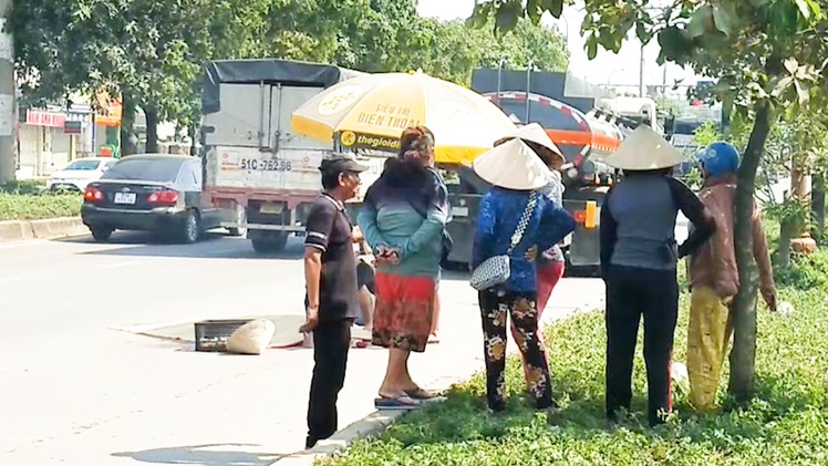 Video: Đi bộ qua đường, cụ bà bán vé số ngoài 70 tuổi bị tai nạn thương tâm