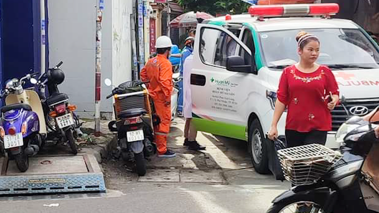 Video: Thợ kéo cáp làm chập dây điện gây ra vụ nổ, một người bị thương ở Phú Nhuận