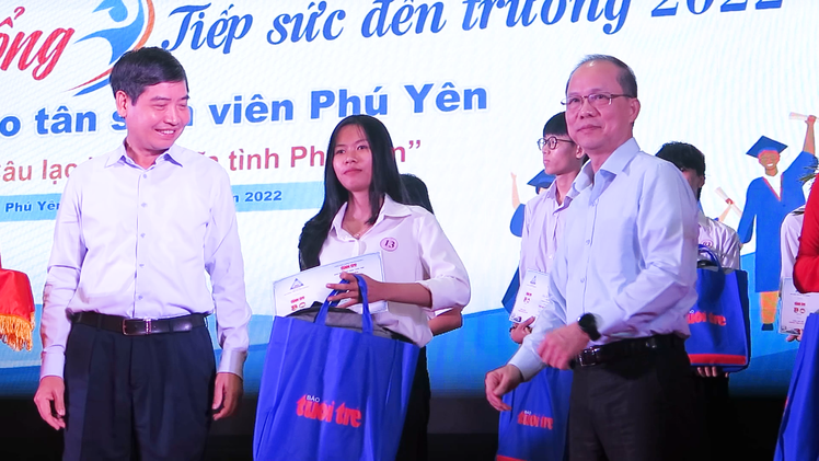 Video: Trao học bổng 'Tiếp sức đến trường' cho 62 tân sinh viên Phú Yên