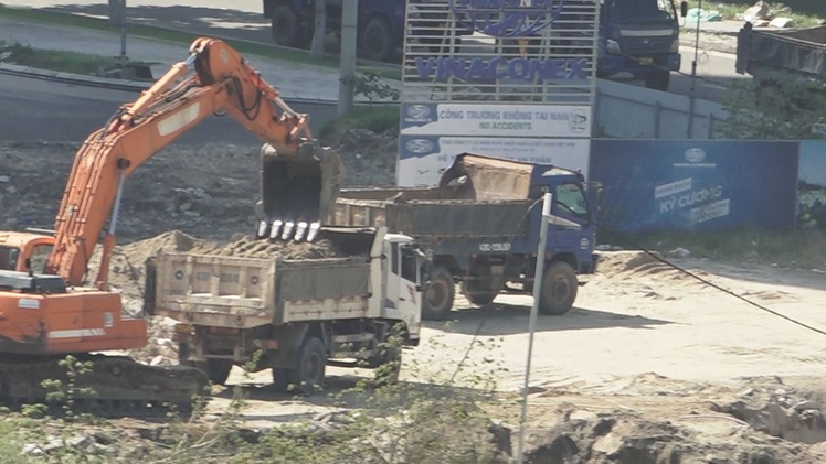 Video: Múc cát rầm rộ giữa trung tâm Đà Nẵng, 'chủ đất' không hay biết?