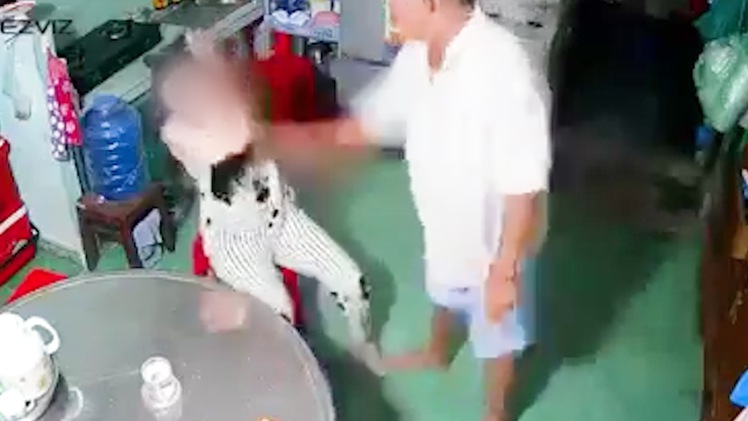 Video: Người cha đánh đập con gái dã man vì đi chơi về muộn bị phạt 7,5 triệu đồng