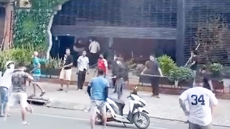 Video: Ớn lạnh 2 nhóm thanh niên cầm ba chĩa, ống tuýp sắt 'xáp lá cà' trên đường phố