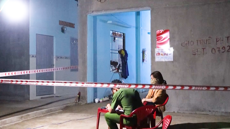 Video: Nghi vợ ngoại tình, người đàn ông mang dao tới phòng trọ đâm tử vong 'tình địch'